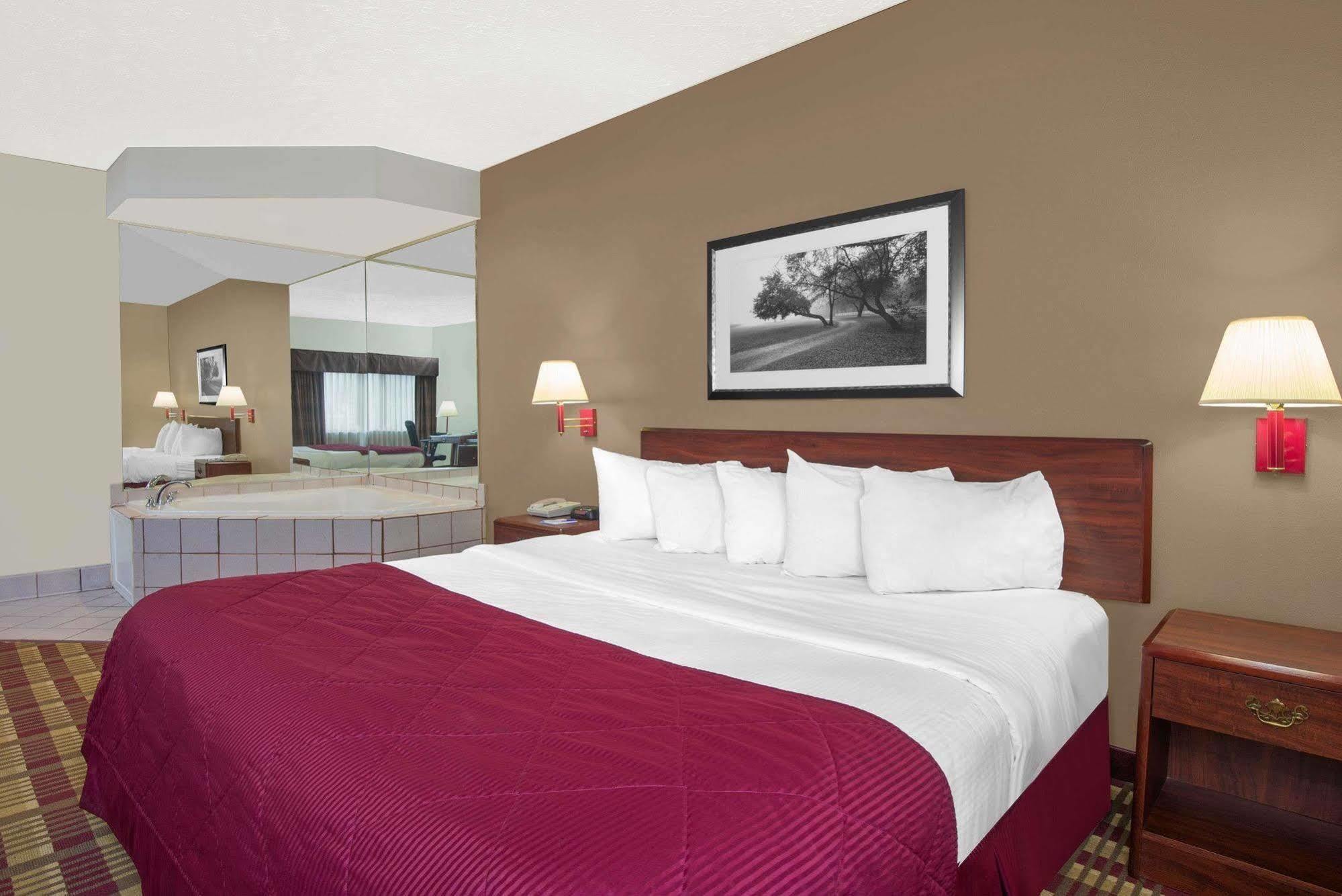 Hotel Baymont By Wyndham Boston Heights/Hudson Exterior foto