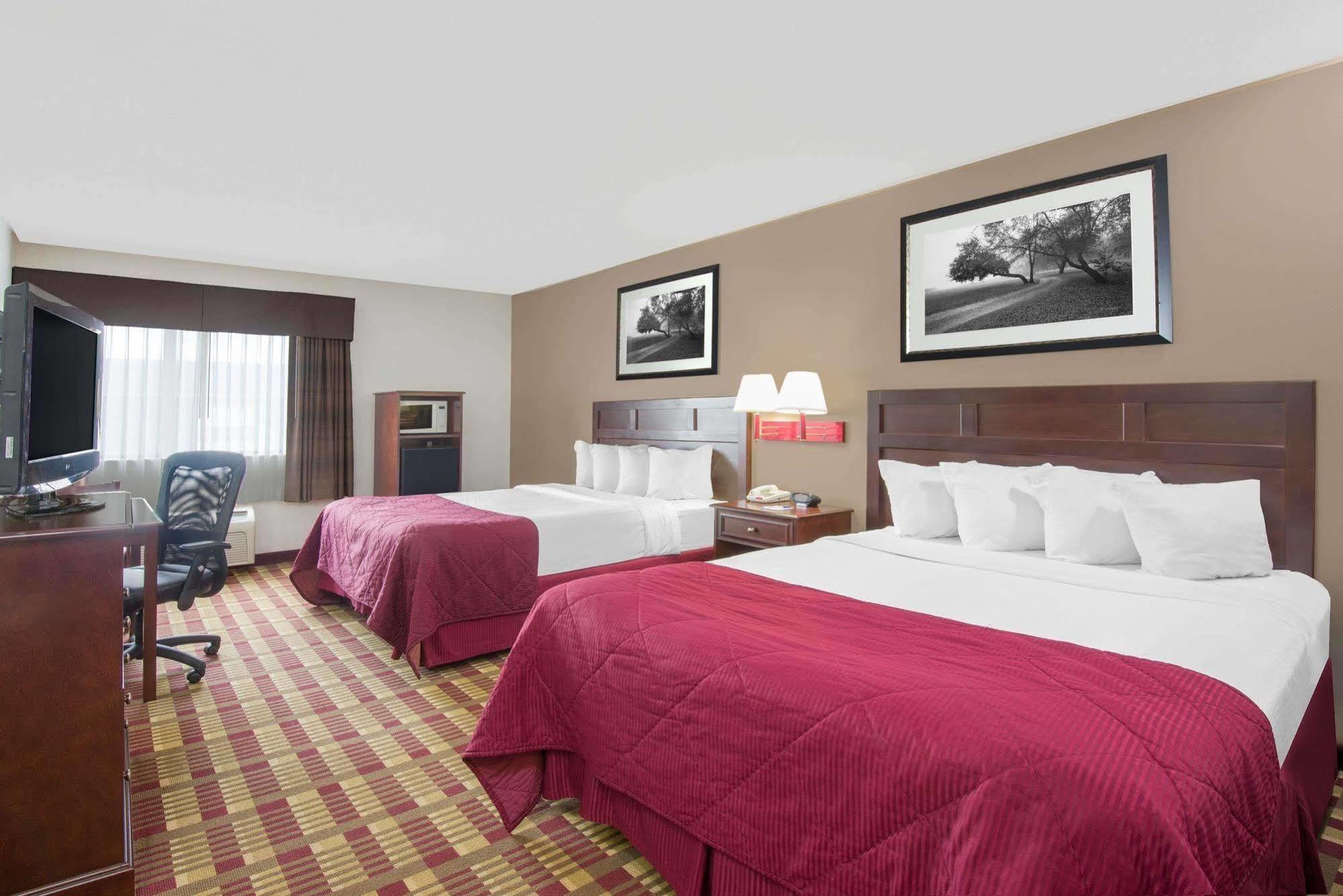 Hotel Baymont By Wyndham Boston Heights/Hudson Exterior foto